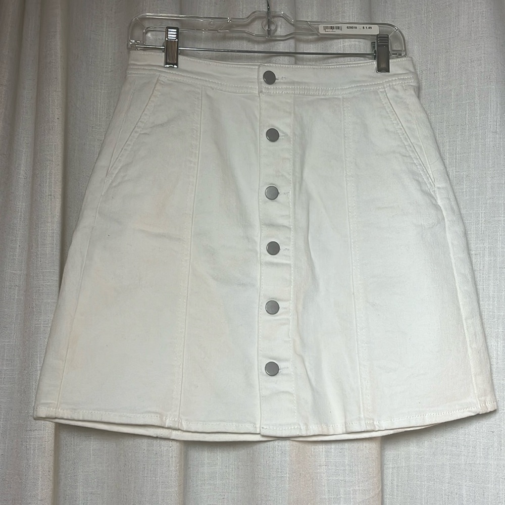 A new day size 8 white jean skirt with a button front